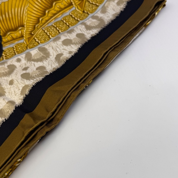 Vintage Hermes "Casques et Plumets" Silk Scarf Carre 90, by Julie Abadie in 1989 - Picture 5 of 8